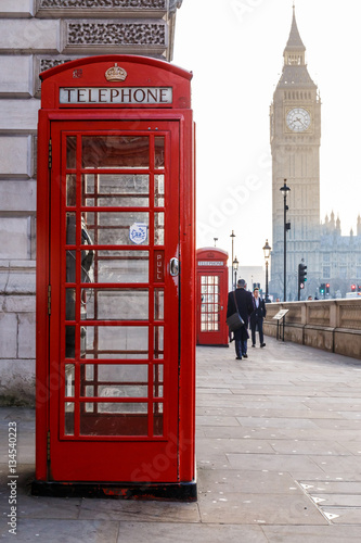 Naklejka na drzwi Traditional London red phone box and Big ben in early morning
