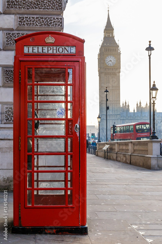 Naklejka dekoracyjna Traditional London red phone box and Big ben in early morning