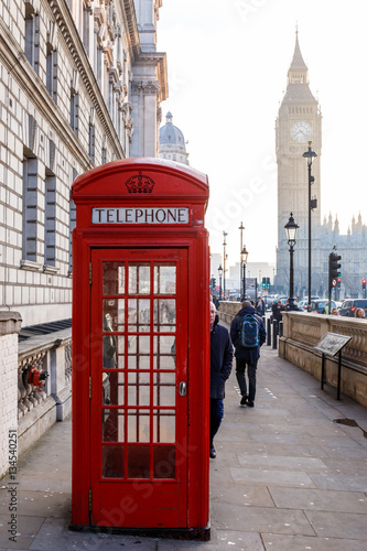 tradycyjny-londynski-czerwony-telefon-i-big-ben-we-wczesnych