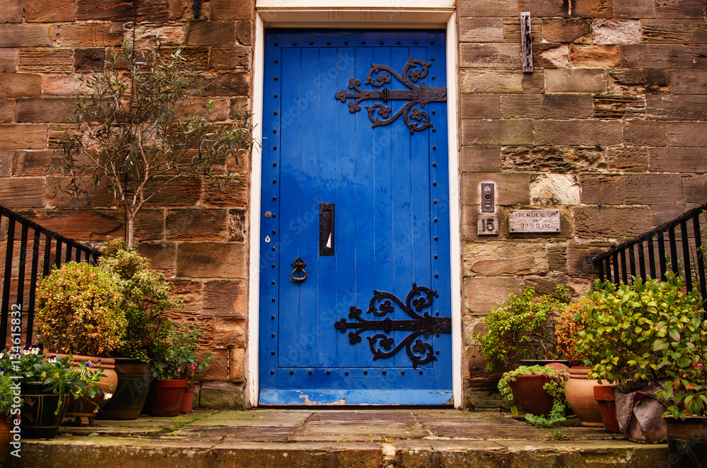 Niebieskie drzwi wejściowe - obrazy, fototapety, plakaty 
