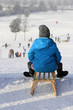 Wintersport: Warten auf die nächste Schlittenfahrt!