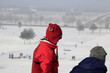 Wintersport: Kinder warten auf die nächste Rodelfahrt