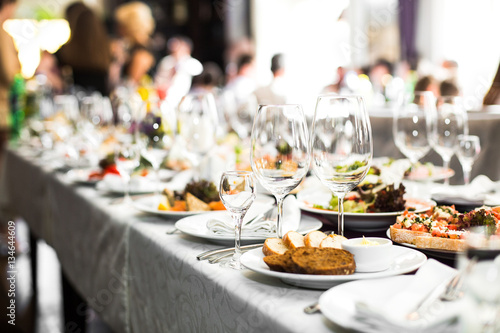 Fotomural Sparkling glassware stands on long table prepared for wedding di