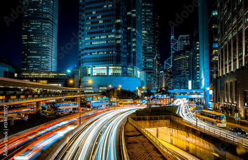 Plakat Samochodu światło wlec i miastowy krajobraz w Hong Kong