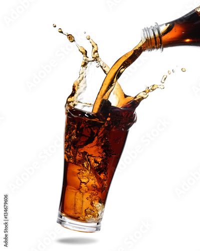 Fotomural Pouring cola from bottle into glass with splashing