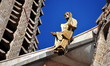 Skulptur des Messias zwischen den zwei mittleren Türmen der Passionsfassade der Sagrada Familia