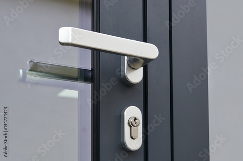 Exterior door handle and Security lock – kaufen Sie dieses Foto und ... Exterior door handle and Security lock – kaufen Sie dieses Foto und ...