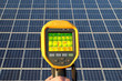 © mitifoto - Inspektion eines Solardachs mit Wärmebildkamera