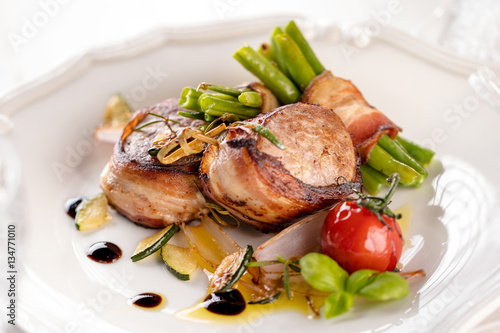 Fotografie, Obraz Schweinefilet in speckmantel (gourmet gericht)