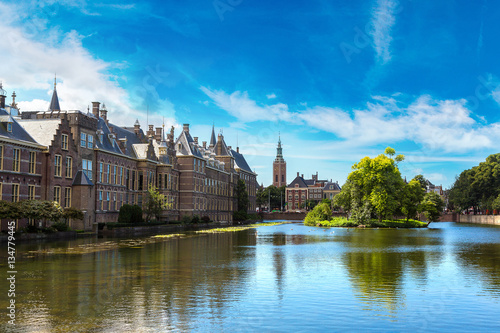 palac-binnenhof-w-hadze-w-piekny-letni-dzien