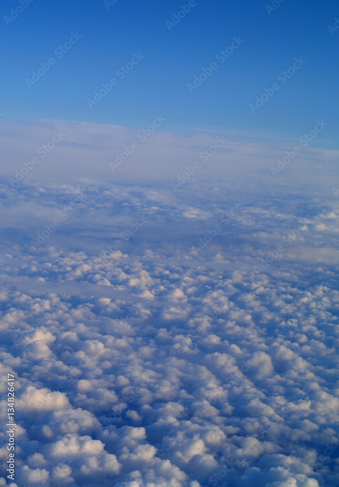 Fot. Konrad Filip Komarnicki / EAST NEWS Wlochy 18.08.2008 Widok z samolotu ponad morzem chmur. - obrazy, fototapety, plakaty 