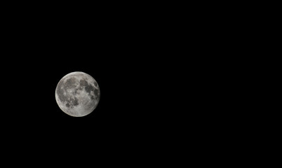full moon. fot. konrad filip komarnicki / east news krynica - zdroj 05.04.2015 ksiezyc w pelni.