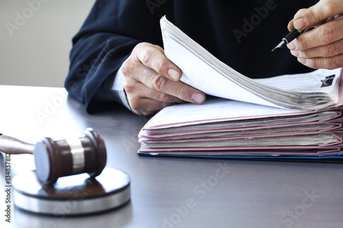 Fotografía Judge with gavel on table