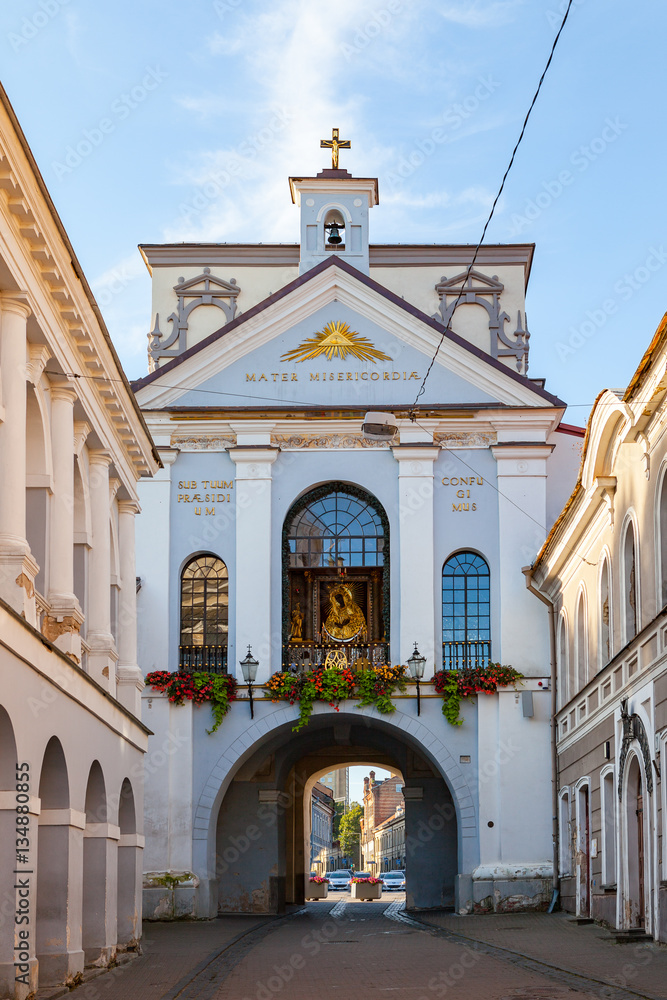 Obraz na płótnie Ausros gate (gate of dawn) with basilica of Madonna Ostrobramska in Vilnius, Lithuania w salonie