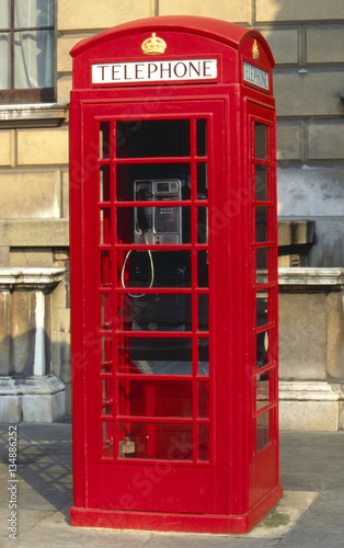 Fototapeta na wymiar Grossbritannien, England, London, typische rote Telefonzelle