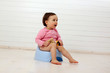 canvas print picture - Ein Kleinkind sitzt auf einem Töpfchen