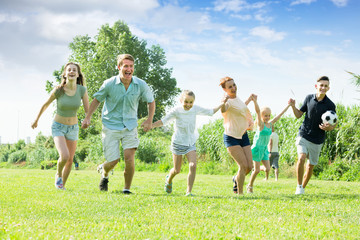 ﻿family playing and running