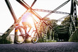 Radfahrer im Sommer/Fahrradfahrer auf einer Brücke