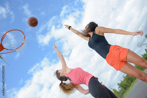 Plakat Kobiety grające w koszykówkę na świeżym powietrzu
