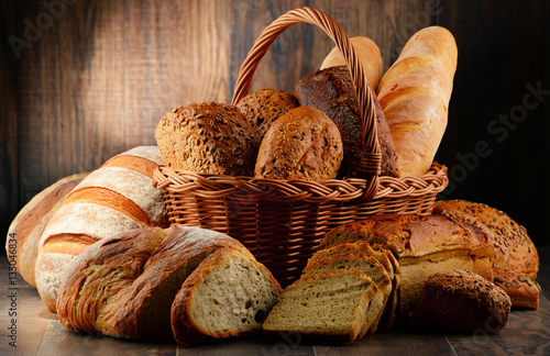 kosz-pelen-bochenkow-chleba-jasne-i-ciemne-pieczywo-z-ziarnami