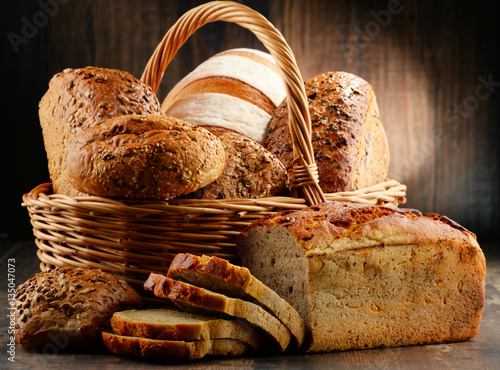 kosz-pelen-roznego-rodzaju-pieczywa-na-ciemnym-tle