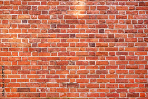 ceglany-mur-z-czerwonej-cegly