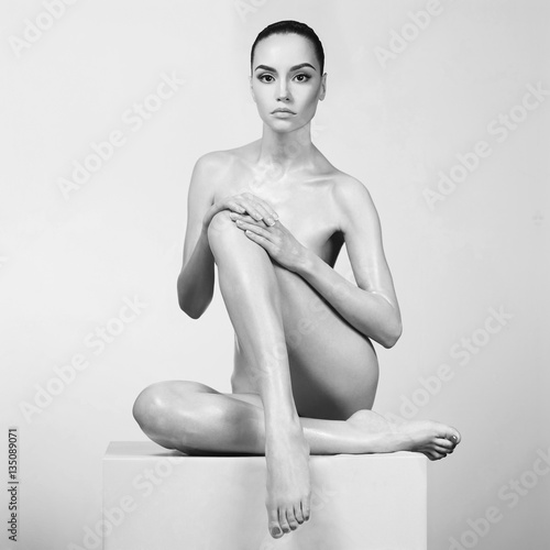 Naklejka - mata magnetyczna na lodówkę Elegant nude model with perfect body