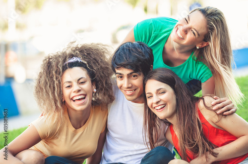 Fotomural Group of happy teenagers in the park