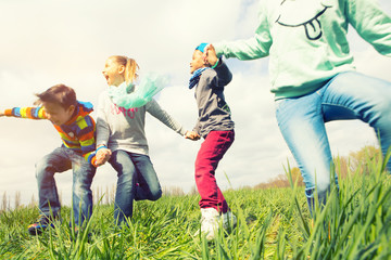 Poster - Gruppe Kinder auf der Wiese