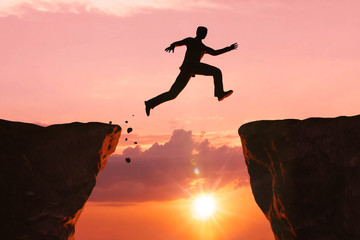 sprung über die schlucht - mut zur überwindung