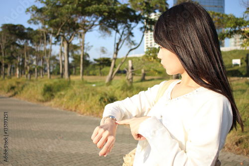 時計を見る女性 Stock 写真 Adobe Stock 時計を見る女性 Stock 写真 Adobe Stock