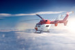 Hubschrauber über den Wolken