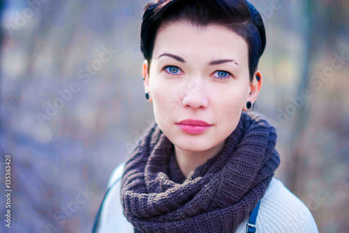 Calm Girl With Blue Eyes And Short Black Hair Kaufen Sie