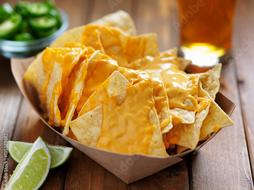 Cuadros en Lienzo nachos and cheese in tray with beer