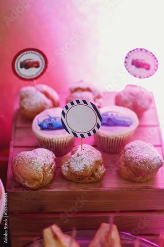 Photographie Petite boîte en bois avec éclairs savoureux et des bâtons de papier dans les