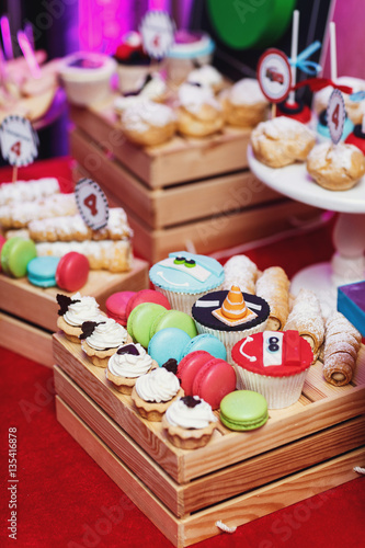 Coffret en bois servi avec macarons et autres délicieuses pâtisseries Tableau sur Toile