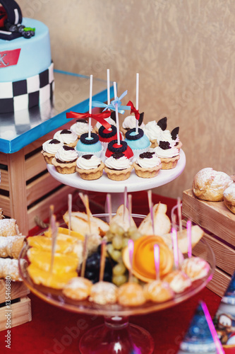 Photographie Plats cuisinés avec des fruits et des paniers cuits à la crème