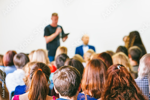 Fotografía Speaker with microphone reading lecture at educational lesson
