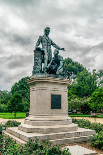 La statue en bronze représente le président Lincoln debout avec son bras gauche tendu sur un esclave affaissé Tableau sur Toile