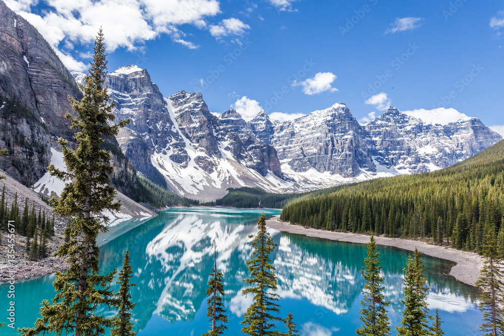 Moraine lake in Banff National Park, Canadian Rockies, Canada. Sunny summer day with amazing blue sky. Majestic mountains in the background. Clear turquoise blue water. - obrazy, fototapety, plakaty 