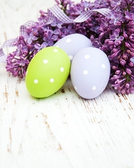  easter eggs and fresh lilac flowers