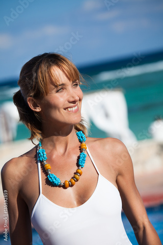 Portrait Dune Belle Femme Souriante Au Soleil à La Plage