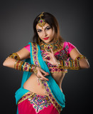 Fototapeta Do przedpokoju - Indian girl in a dance pose