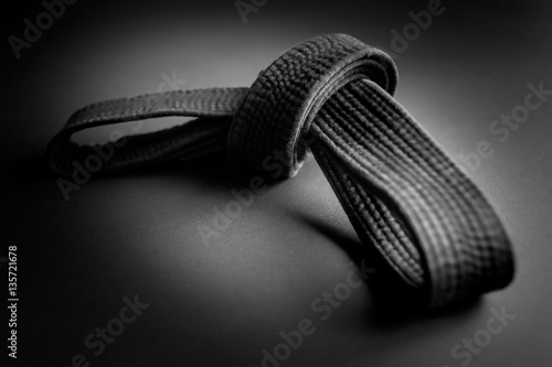 Dekoracja na wymiar  czarny-pas-do-judo-aikido-lub-karate-wiazany-na-supel-izolowany-na-czarnym-tle