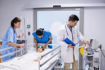 Canvas Print - Doctors examining patient in ward 