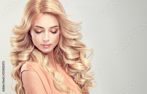 Plakat Piękna dziewczyna blond włosy z elegancką fryzurę, fala włosów, kręcone fryzury.