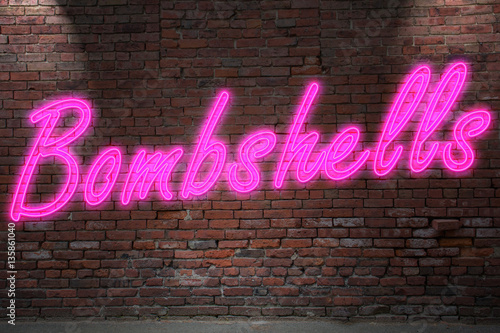 Fotografie, Obraz Leuchtreklame Bombshell an Ziegelsteinmauer