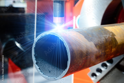 Fotografía CNC plasma cutting machine for metal pipes.