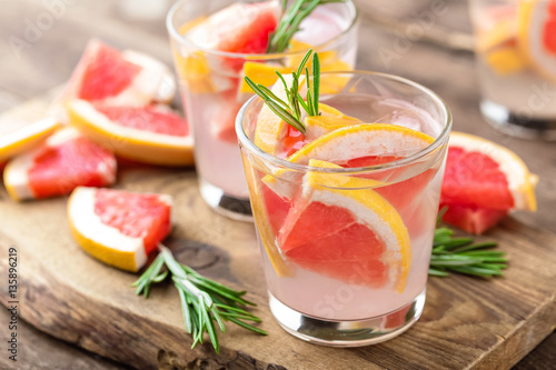Fotografía Refreshing drink, grapefruit and rosemary cocktail