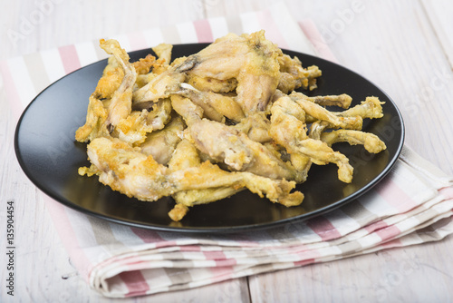 Valokuva Ancas de rana rebozadas y fritas, comida ideal para el aperitivo